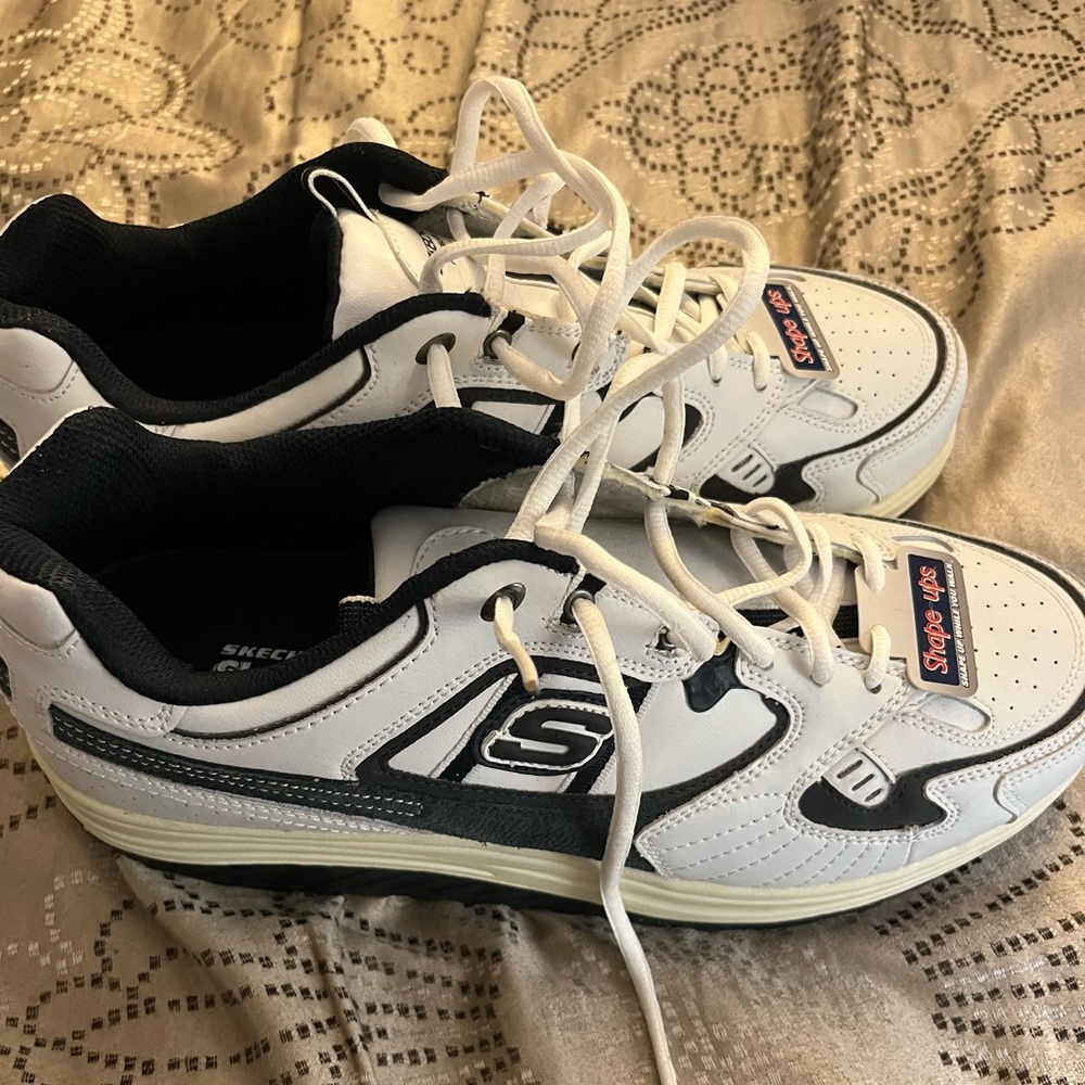 Skecher Shape Ups

Size 11.5

BRAND NEW!!! $109.00

now only

$40.00